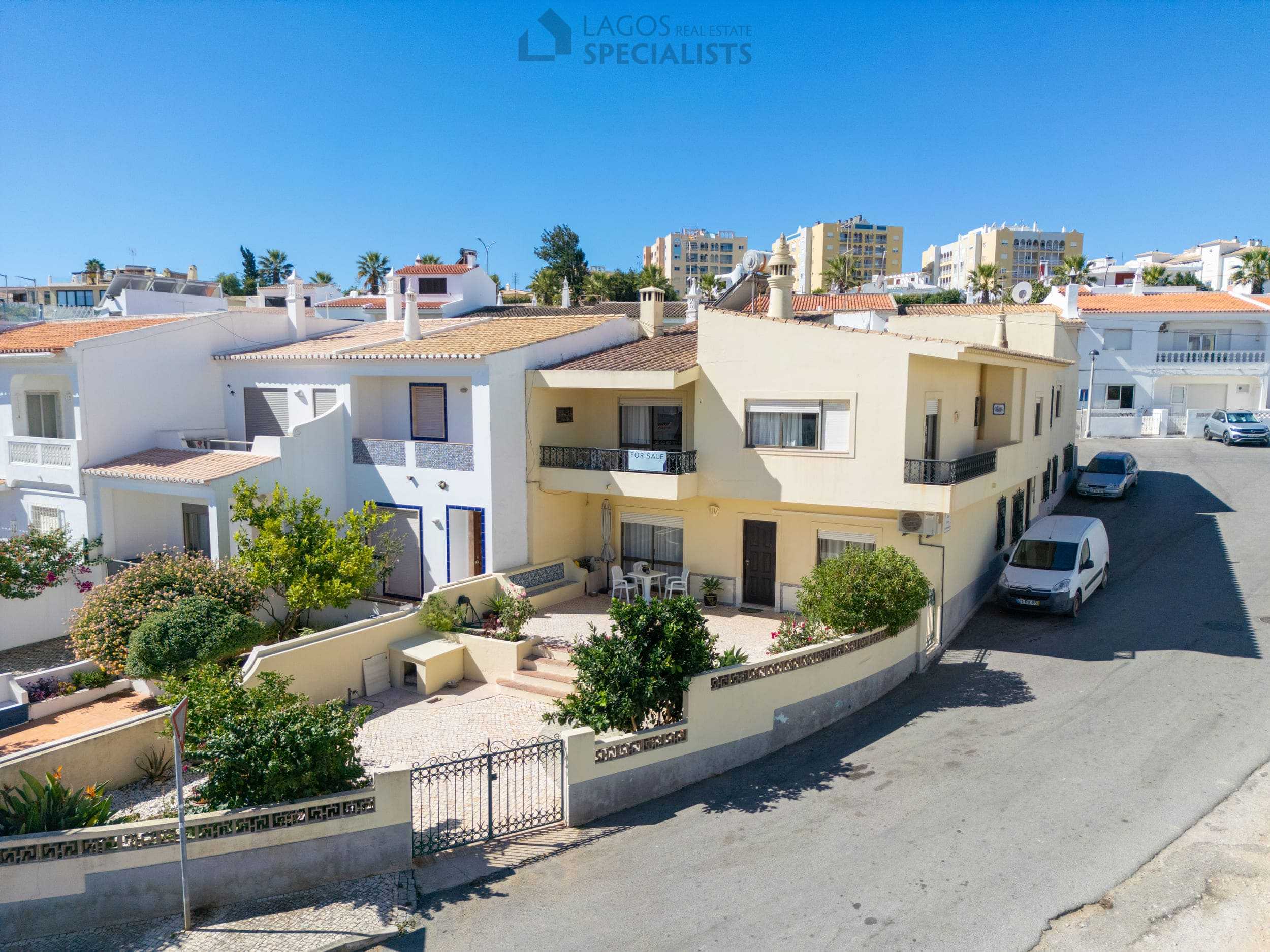 lagos-townhouse-for-sale-exterior-front-street-view