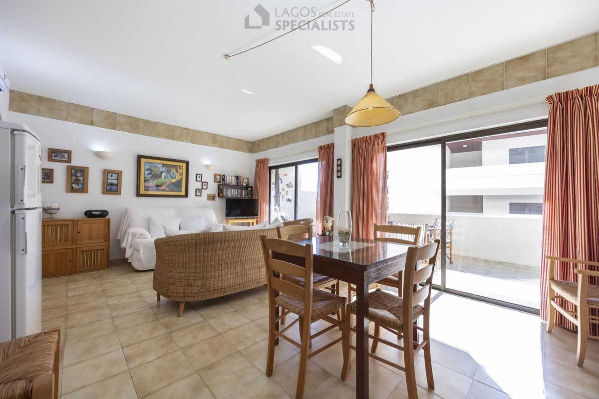 Open-plan lounge and dining with big sliders to terrace - Iberlagos apartment near Dona Ana Beach