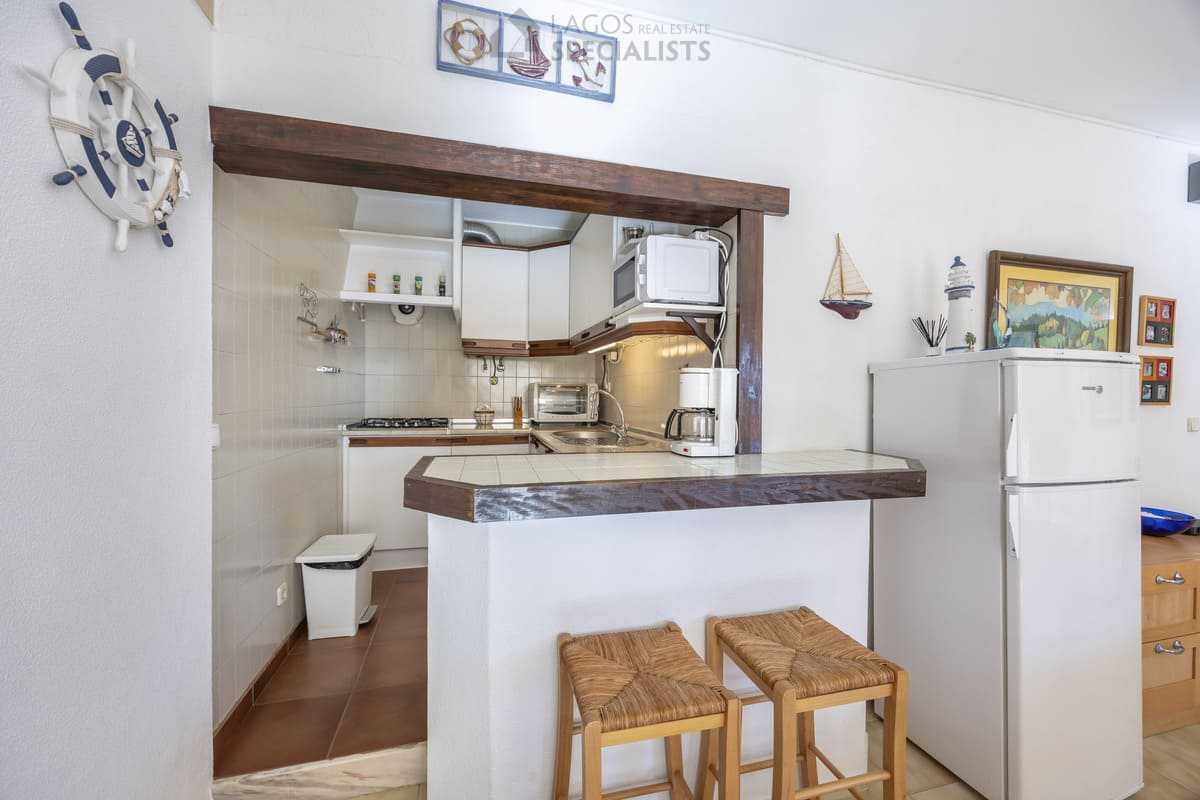 Equipped kitchen with breakfast bar, stools and nautical decor - Iberlagos apartment, Lagos