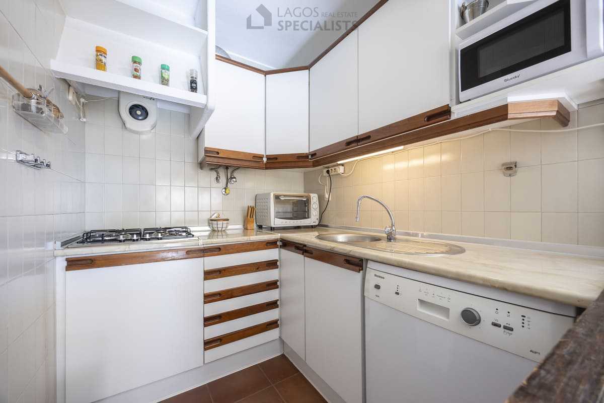 Fitted kitchen with white cabinets, gas hob and dishwasher - Iberlagos apartment, Lagos