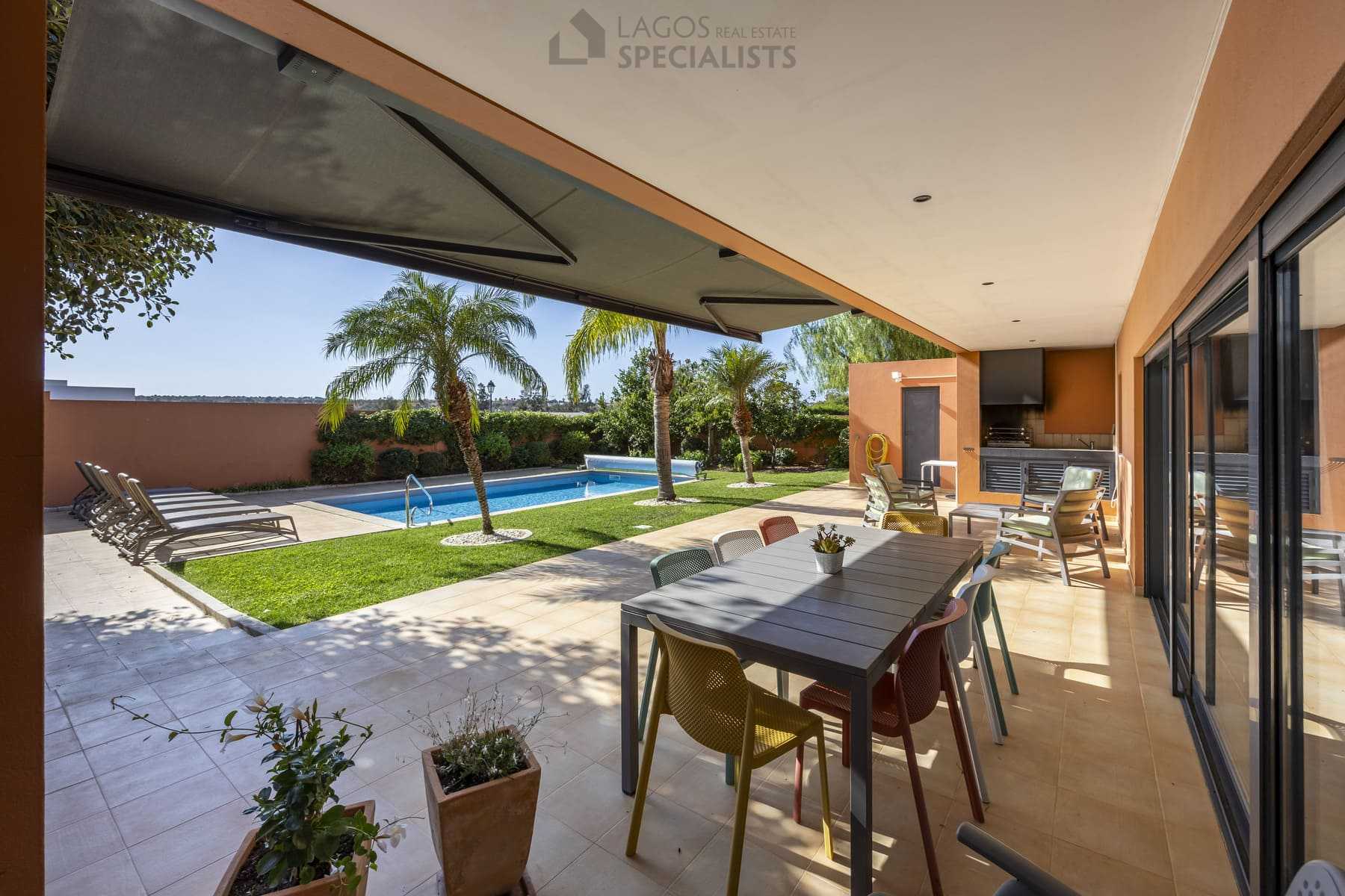 Covered terrace with dining area overlooking the pool, Lagos villa