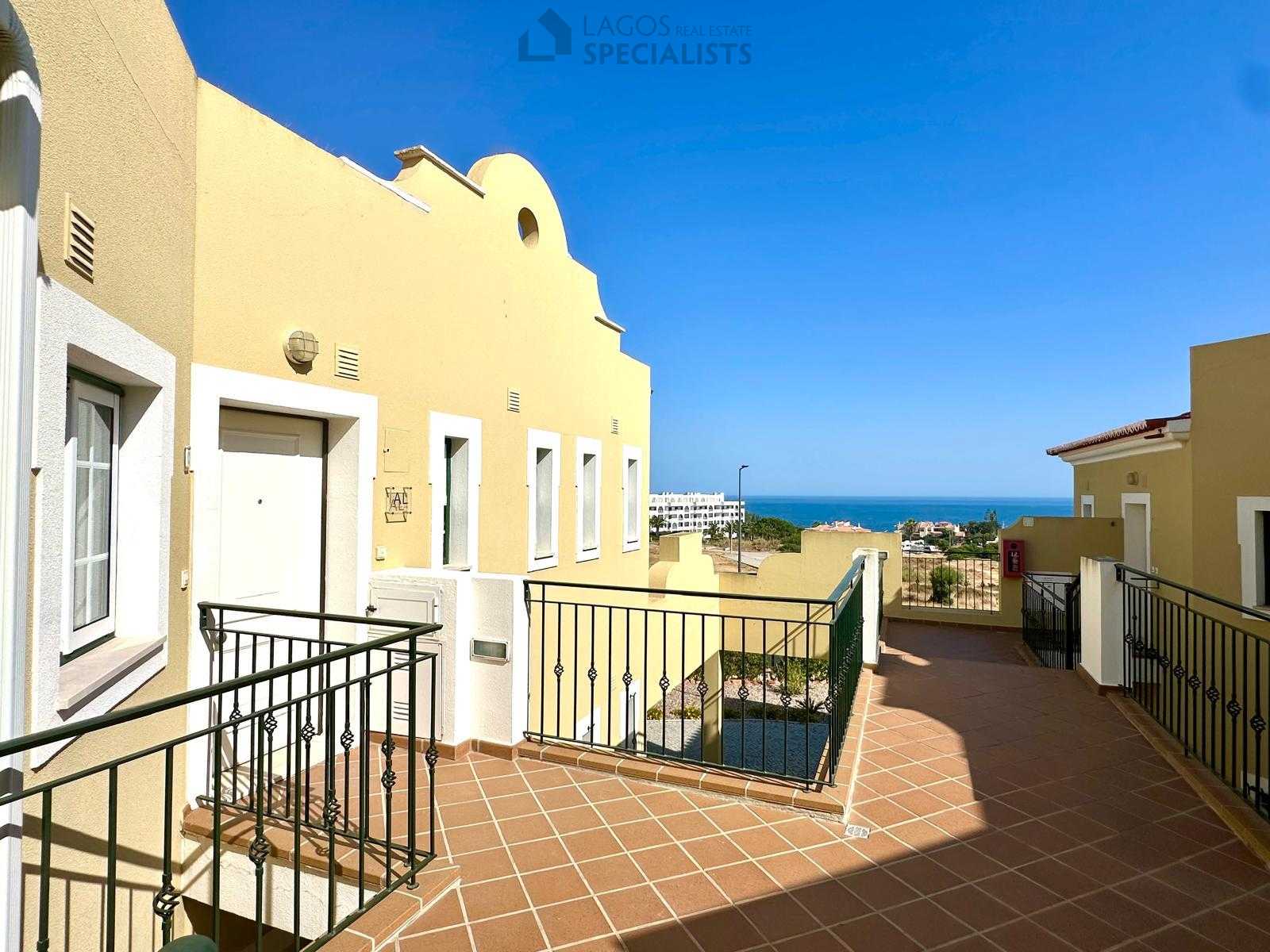 Entrance terrace of Alporchinhos apartment with sea view in the distance
