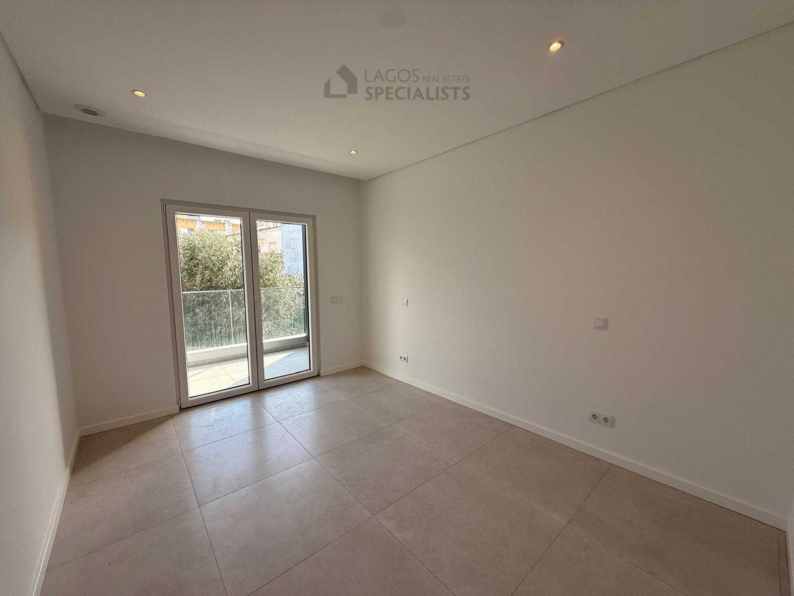 Guest bedroom with balcony access